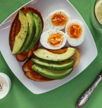 avocado geschnitten mit Ei