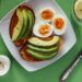 avocado geschnitten mit Ei