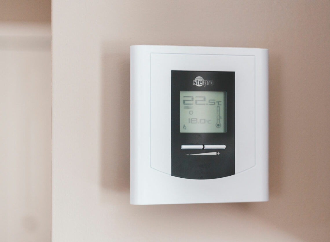 Thermostat in einem Smart-Home an der Wand