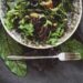 Teller mit Yum Yum Salat mit Grünkohl, Karotten, Rotkohl, Rote Bete, Avocado und Nüsse