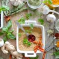 Unterschiedliche ayurvedische Gewürze und Kräuter auf einem Tisch