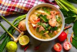 Echter Galgant liegt neben einer Tom Kha Gai Suppe