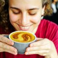 Frau trinkt Goldene Kurkuma Milch