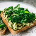 veganes Toast mit Avocado und Mangold
