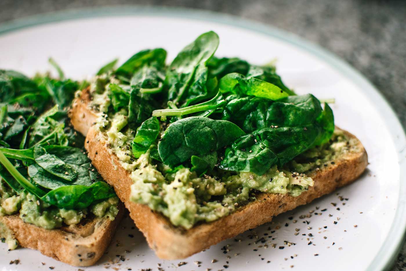 veganes Toast mit Avocado und Mangold