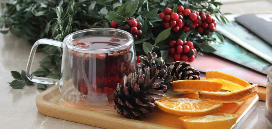Warmer, ayurvedischer Gewürztee mit winterlicher Deko