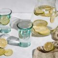 Zwei Gläser Wasser mit Zitronenscheiben drin