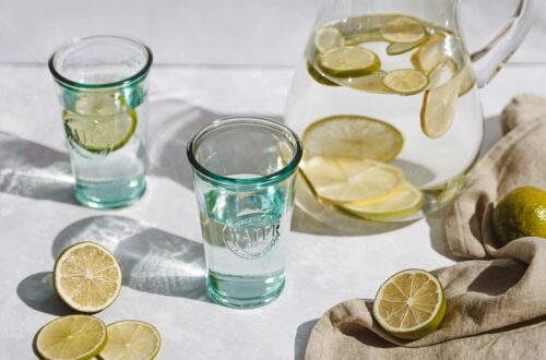 Zwei Gläser Wasser mit Zitronenscheiben drin