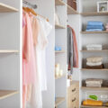 Aufgeräumter Kleiderschrank