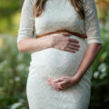 Frau hält ihren Babybauch