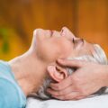 Ältere Frau bekommt Marma Theraoie im Ayurveda