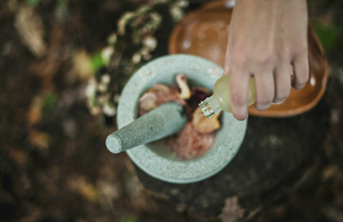 Frau mischt sich ihre ayurvedische Medizin zusammen