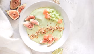 Ein Teller mit veganem, gesunden Essen