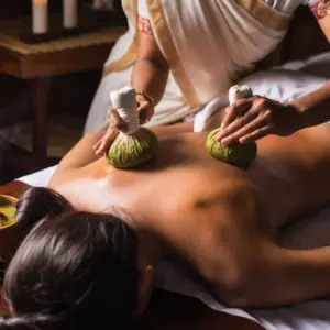 Kräuterstempelmassage in der Ayurvedakur mit Pinda Sweda