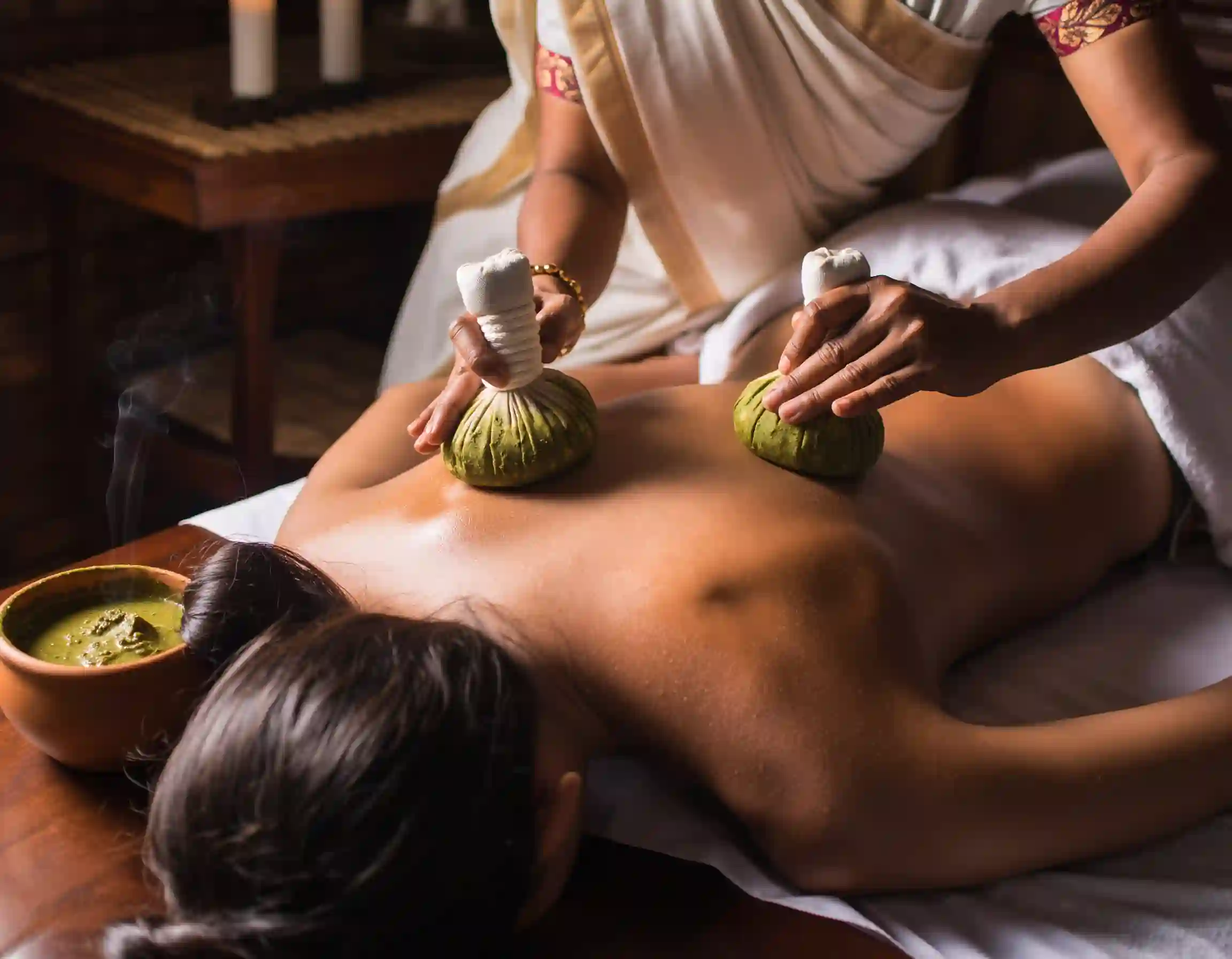 Kräuterstempelmassage in der Ayurvedakur mit Pinda Sweda