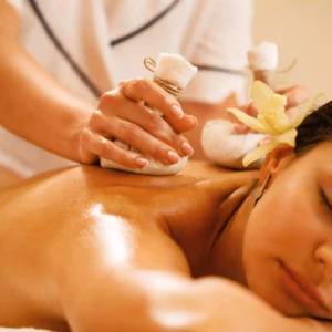 Kräuterstempelmassage in der Ayurvedakur mit Pinda Sweda