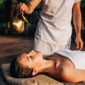 Ayurvedischer Stirnguss – Entspannung und Heilung