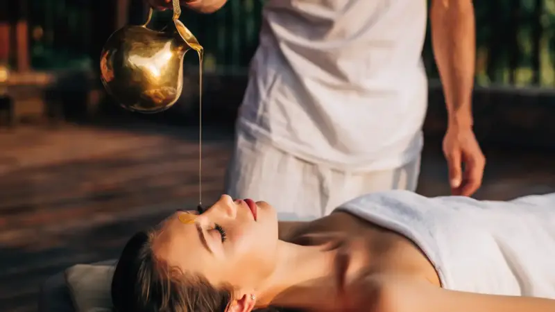 Ayurvedischer Stirnguss – Entspannung und Heilung